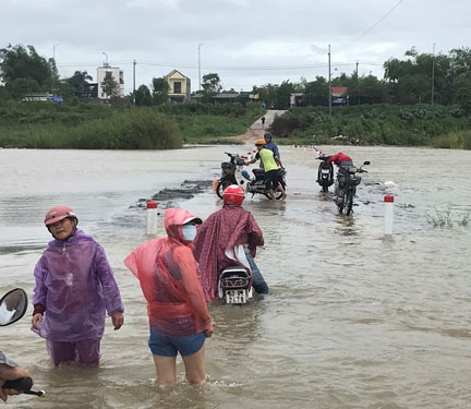 Lội nước ngập ngang thân cứu trợ giúp dân vùng rốn lũ