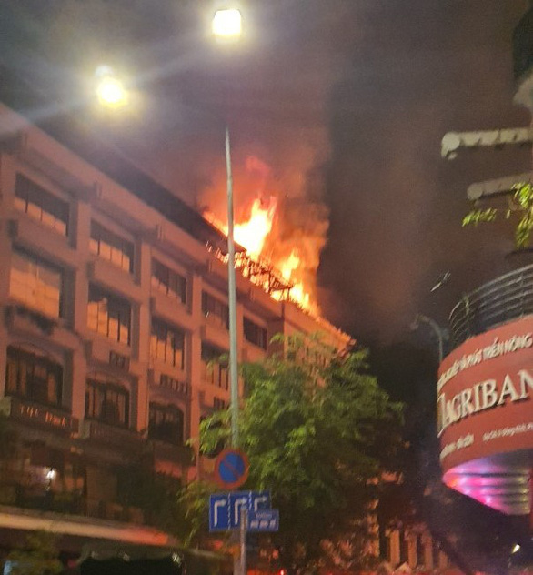 Cháy lớn trên tầng thượng tòa nhà Seaprodex trên đường Đồng Khởi với nhiều tiếng nổ