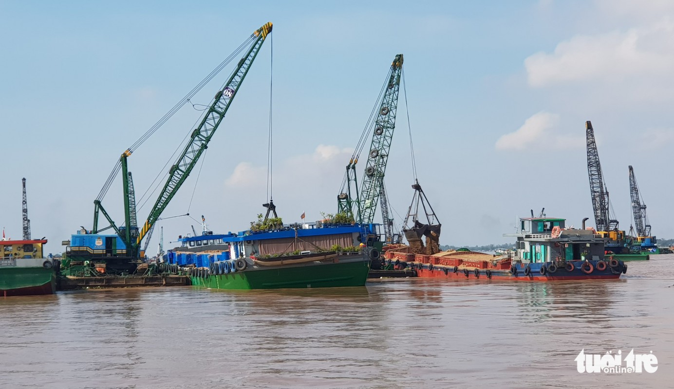 Nhộn nhịp mua bán cát Campuchia trên sông Tiền