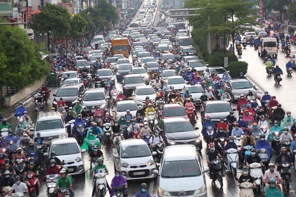 Đường Hà Nội ngập khắp nơi, giao thông hỗn loạn